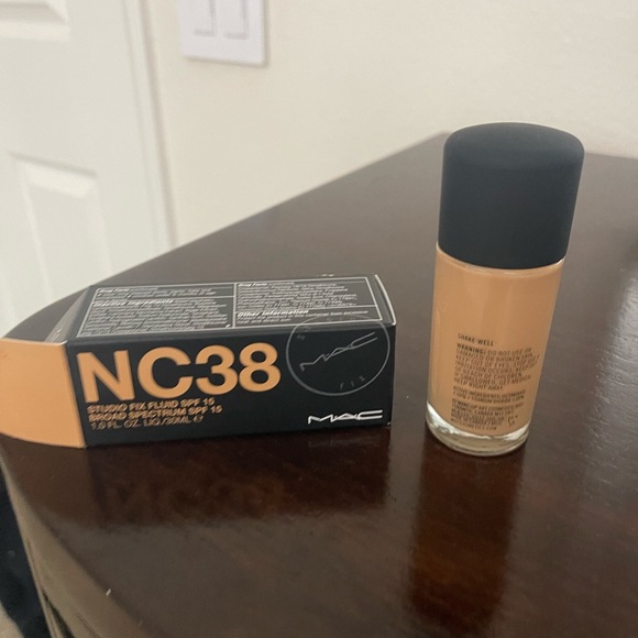 MAC Studio Fix Fluid SPF15 - NC38 30ml - Picture 1 of 3